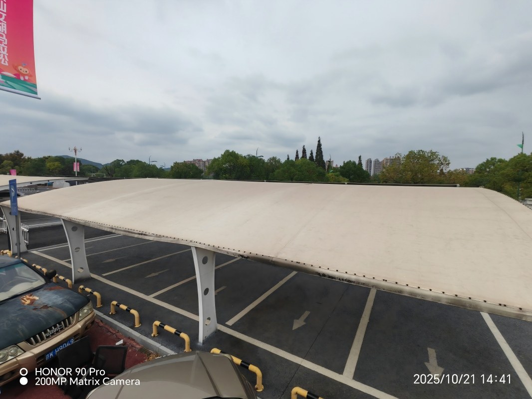 钢结构雨棚：兼具实用与美观的现代建筑防护优选