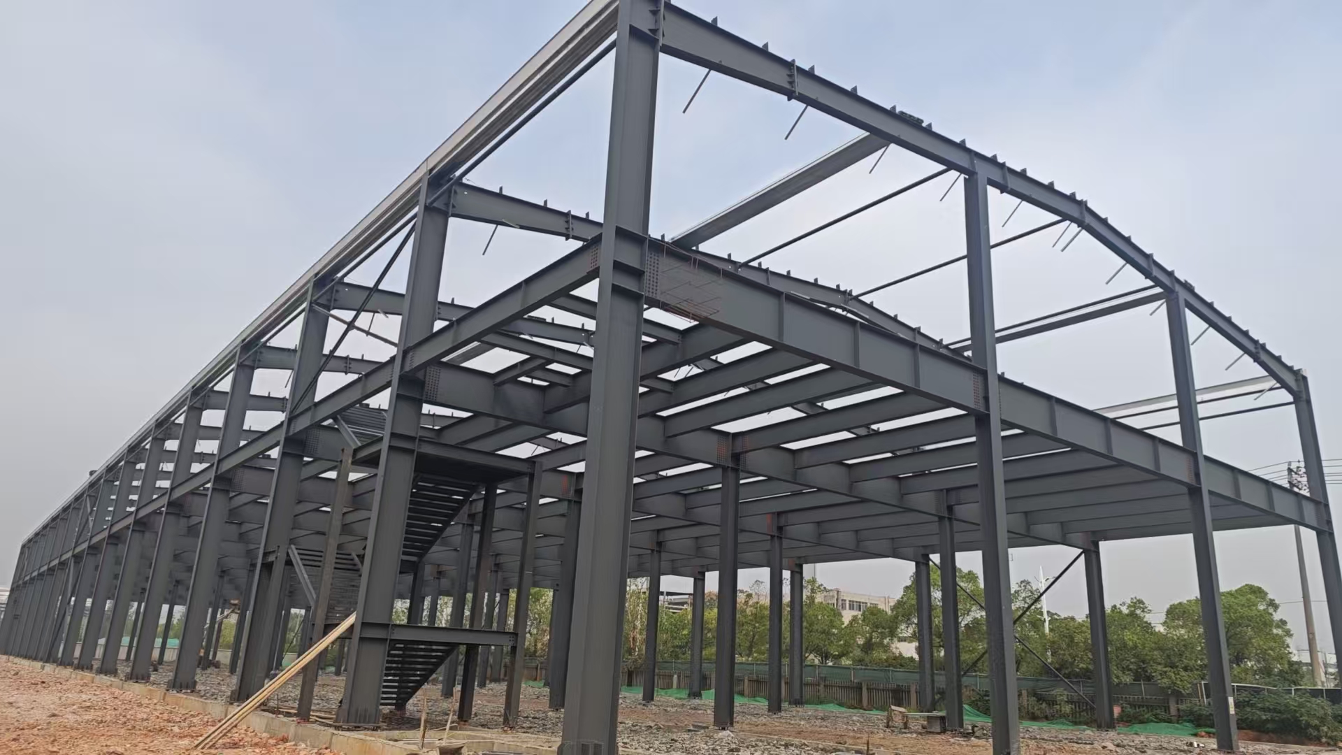 钢结构构件：现代建筑的坚实骨骼