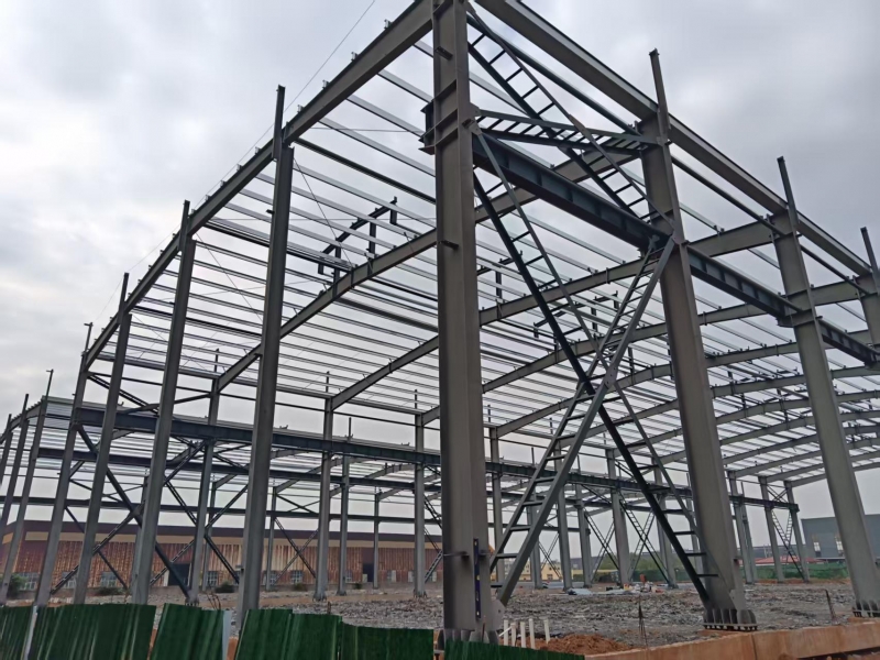 擎起工业脊梁：现代钢结构厂房的构建与革新